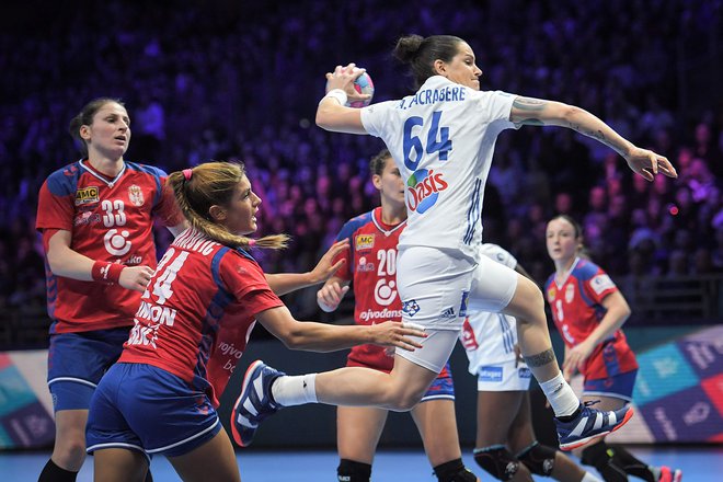 Levoroka Alexandra Lacrabere se je s Francijo prebila v polfinale in želi svetovnemu dodati še evropski naslov. FOTO: AFP