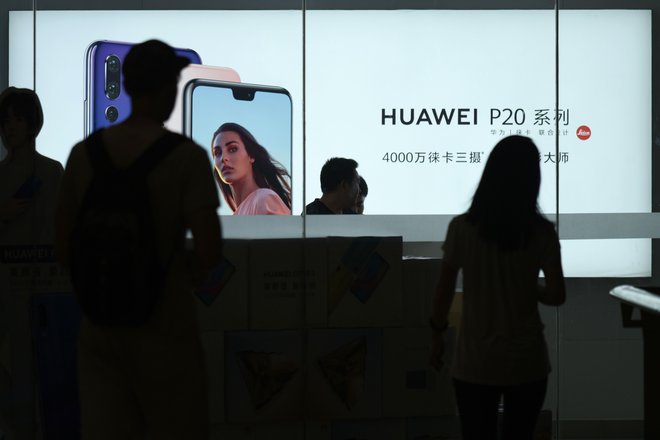 Morebiten padec kitajske tehnološke družbe Huawei, ki jo prihodnje leto čaka prestrukturiranje, bi lahko imel posledice. FOTO: AFP