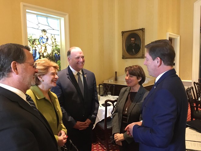 Slovenija si želi podpore ameriških političark, kot sta senatorki Amy Klobuchar (druga z desne)&nbsp; in Debbie Stabenow (druga z leve). FOTO Rebecca Hammel/ US Senate Photographic Studio.