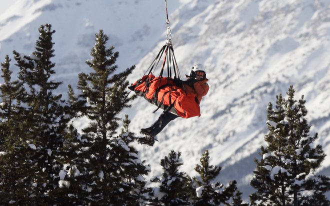 Čeprav se danes zaradi visokih cen smučarije s tem športom ukvarja manj ljudi, kot se je pred dvema ali tremi desetletji, se število poškodb ni zmanjšalo. FOTO: Reuters