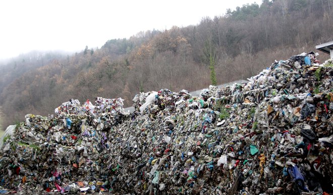 Zasavska deponija odpadkov na Uničnem pri Hrastniku poka po šivih. Foto Roman Šipić