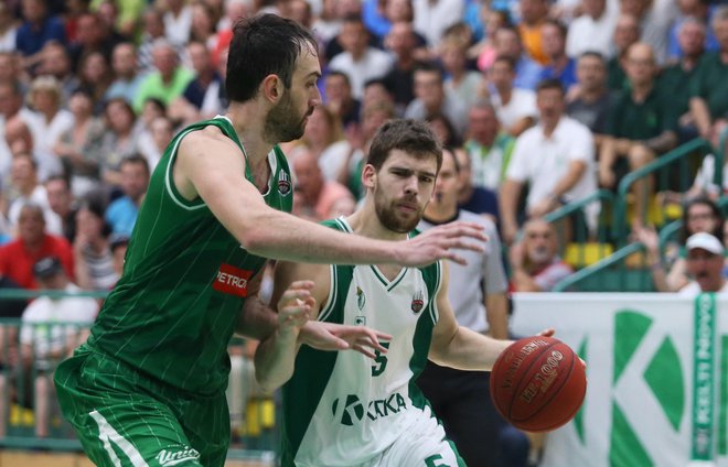 Paolo Marinelli (z žogo) je oktobra natresel Olimpiji 22 točk. Levo Mirza Begić. FOTO: Jože Suhadolnik Delo