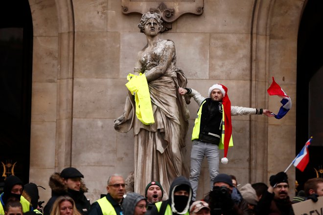 Tudi pred operno hišo jih je polno. FOTO: Christian Hartmann/Reuters