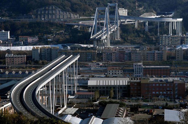 Pred začetkom gradnje je treba odstraniti ostanke starega viadukta. FOTO: AFP