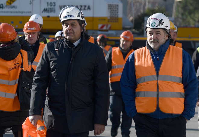 Po besedah župana Genove Marca Buccija bi nov viadukt lahko postavili »do božiča 2019«. FOTO: AFP