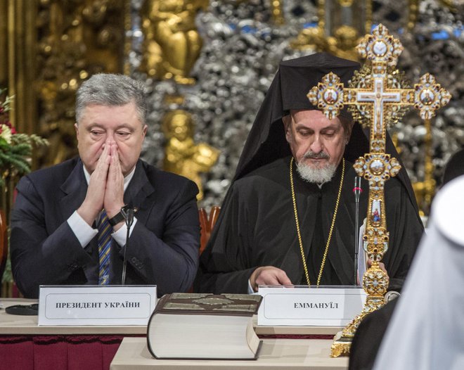 Novoustanovljena ukrajinska cerkev je državotvorni religiozni projekt ukrajinskega predsednika Petra Porošenka. Foto: AP