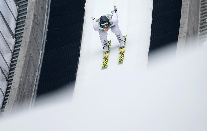 Peter Prevc je prvič v poolimpijski zimi ujel točke. FOTO: Matej Družnik/Delo