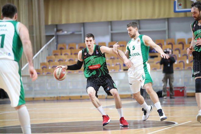 Aleksandar Lazić (z žogo) in Paolo Marinelli (ob njem) sta stopila v ospredje v odločilnih trenutkih derbija. FOTO: ABA