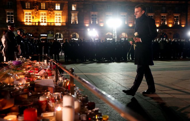 Francoski predsednik Emmanuel Macron se je poklonil žrtvam strelskega napada v Strasbourgu. FOTO: Pool/Ap