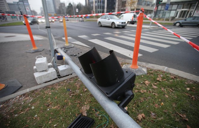 Podrt semafor na križišču Dunajske in Vilharjeve. FOTO: Jože Suhadolnik/Delo