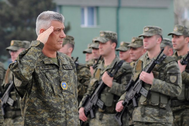 Kosovski predsednik Hashim&nbsp;Thaçi, ki je oblekel vojaško uniformo, je izjavil, da bo večetnična kosovska vojska v službi vseh državljanov. Foto: Laura Hasani/Reuters