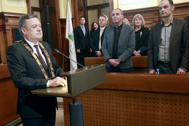 Zoran Janković z lento ljubljanskega župana in njegov najhujši tekmec na volitvah Anže Logar ob poslušanju slavnostnih fanfar FOTO Roman Šipić/Delo