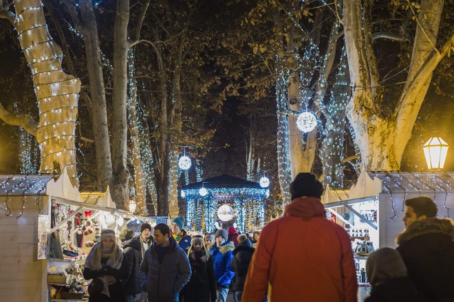 Na Zrinjevcu res izstopi na tisoče luči in z njimi vrvež ob belih sejemskih hišicah. FOTO: Cropix