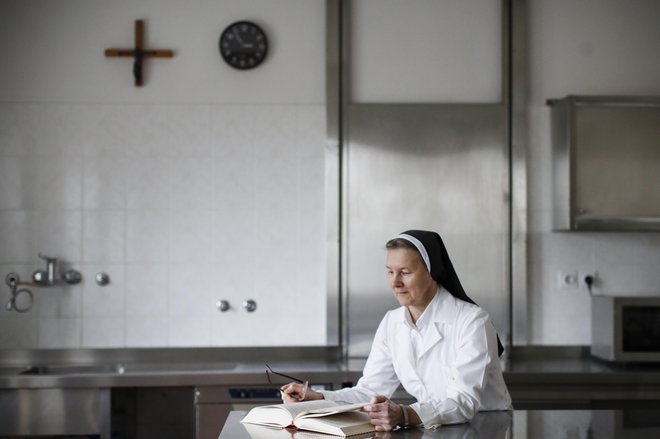 Bernarda Gostečnik, šolska sestra in avtorica Velike slovenske kuharice. FOTO: Uroš Hočevar