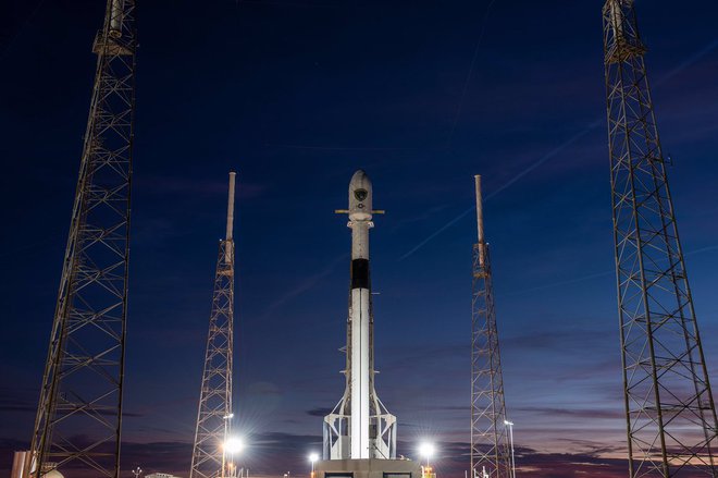 Falcon 9 pripravljen na vzlet s Floride. FOTO: SpaceX