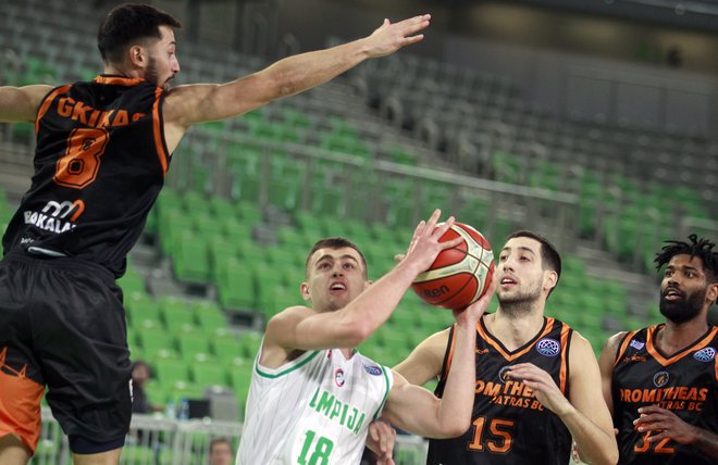 Roko Badžim (z žogo) je bil najučinkovitejši Olimpijin košarkar. FOTO: Roman Šipić