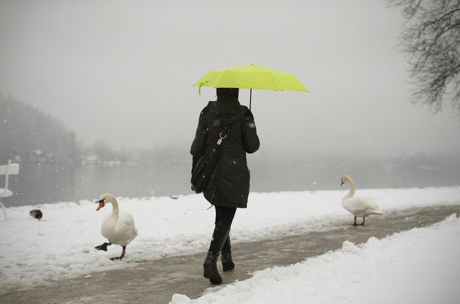 Zapovedana praznična sreča utegne negativno vplivati na počutje bolj občutljivih, ranljivih in osamljenih, predvsem starejših ljudi. FOTO: Jure Eržen