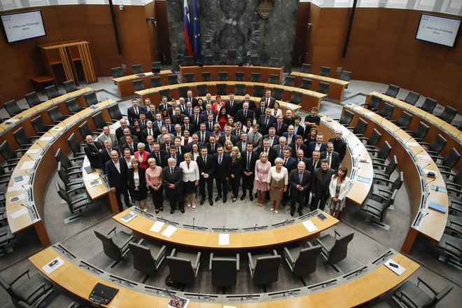 Tri tedne po volitvah se je oblikoval osmi sklic državnega zbora. Začasno so za prvega med enakimi izbrali Mateja Tonina iz NSi. FOTO: Jože Suhadolnik/Delo