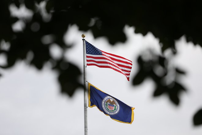 zastave nad Federal Reserve stavbo v Washingtonu. Foto Chris Wattie Reuters