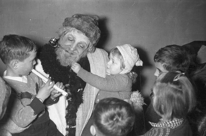 Dedek Mraz v Ljubljani leta 1952. Foto Vlastja Simončič, Fototeka Muzeja novejše zgodovine