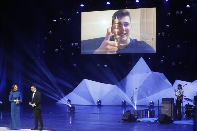 Potem ko je njegova mama Mirjam prevzela priznanje za športnika leta v Cankarjevem domu, je Luka Dončić pozdravil prisotne prek videozaslona. FOTO: Leon Vidic