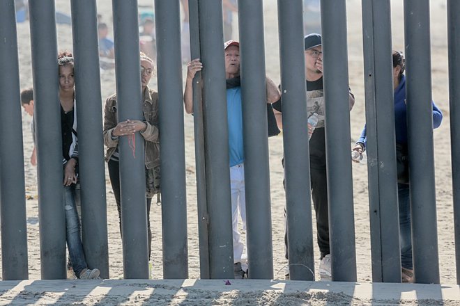 Na dlani je, da politika ne razume, zakaj ljudje bežijo iz svojih držav. FOTO: AFP