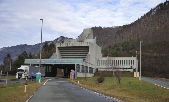 Cena vožnje skozi predor se spreminja samo za osebna vozila. FOTO: Jože Suhadolnik/Delo