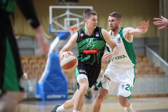 Blaž Mesiček (z žogo) je še v nedeljo igral za Olimpijo proti Krki. FOTO: ABA