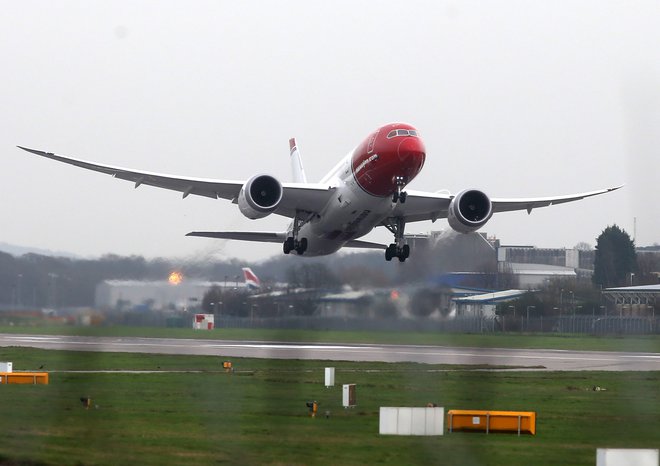 ​Na&nbsp;naslovnicah večine britanskih časnikov so danes kraljevali naslovi, ki se sprašujejo, kako je kaj takega lahko nastalo. FOTO: Neil Hall/Reuters