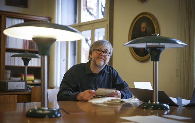 Marijan Rupert je skrbnik najbolj zaprtega oddelka v osrednji nacionalni knjižnici. FOTO: Jože Suhadolnik