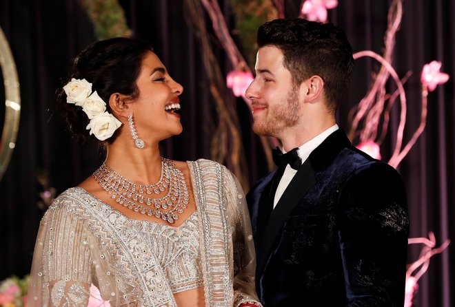 Priyanka Chopra in&nbsp;Nick Jonas pozirata med svojim tretjim poročnim sprejemom.&nbsp;FOTO: Adnan Abidi/Reuters