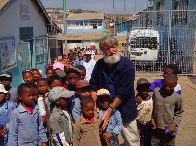 Pedro se je že po svojem duhovniškem posvečenju konec 70. let podal na Madagaskar, kjer je sprva deloval kot župnik. FOTO:&nbsp;Fortič Vane