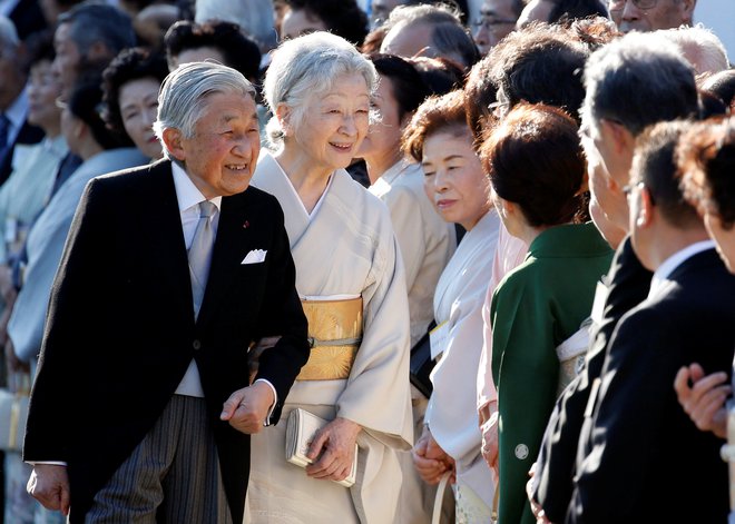 Jutri bo cesar Akihito v spremstvu cesarice Mičiko še zadnjič pozdravil zbrane podanike. FOTO: Reuters