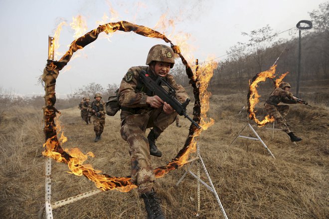 Partijsko vodstvo je sredi osemdesetih let spoznalo, da mora izboljšati klavrno podobo vojske. FOTO: Reuters