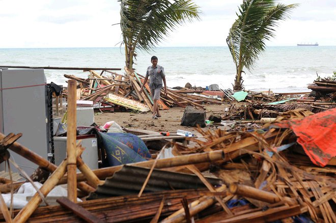 O mrtvih poročajo iz regij Pandeglang, Južni Lampung in Serang. FOTO: AP