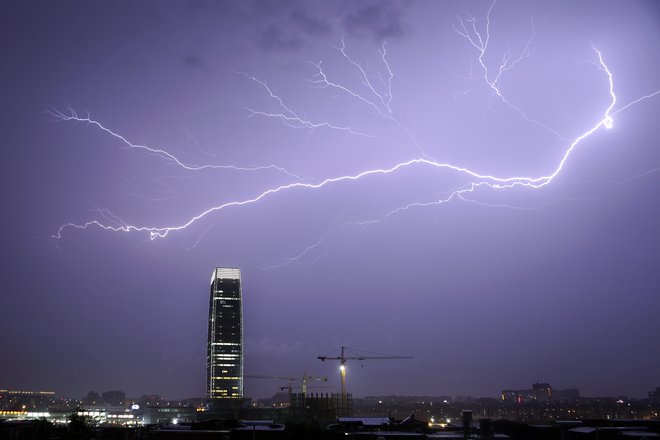 Nebo ima svojo moč, a kitajski in ruski znanstveniki želijo tekmovati z njim. Koliko škode lahko s tem naredijo planetu? FOTO: Reuters