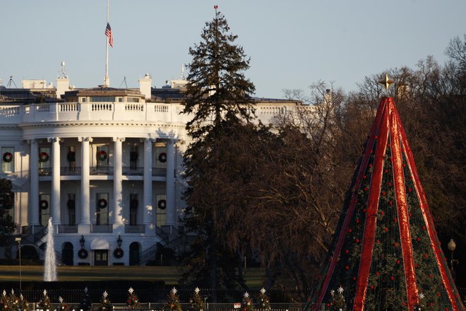 Kljub obljubam Trump ne popušča ter želi izsiliti sredstva za gradnjo zidu na južni meji. FOTO: Carolyn Kaster/Ap