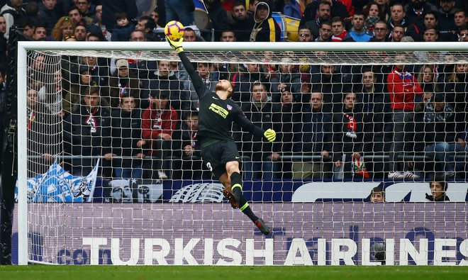 Jan Oblak je dal priložnost za atraktivno fotografijo tudi fotografom. FOTO: JReuters