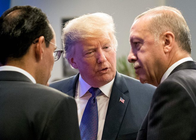 Trump je že pred tem sporočil, da se je po telefonu pogovarjal z Erdoganom in da sta govorila o &raquo;počasnem in zelo koordiniranem umiku ameriških sil&laquo; iz države. FOTO: Benoit Doppagne/AFP