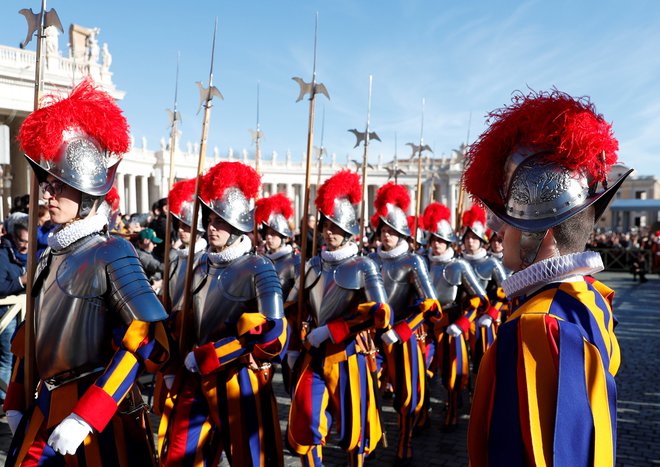 Na Trgu svetega Petra je tudi švicarska garda. FOTO: Reuters