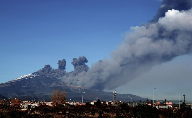 Trenutno so aktivna tri ustja Etne od petih, iz njih teče lava. FOTO: AFP