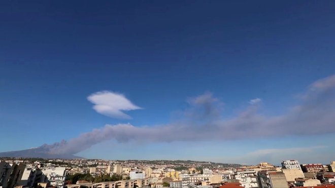 Etna, 3323 metrov visok ognjenik na vzhodni obali Sicilije, med mestoma Messina in Catania, se je prebudil malo pred božičem. FOTO: Reuters