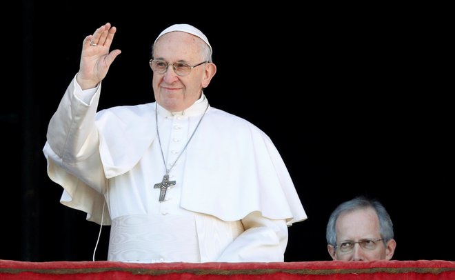 Z balkona papeške palače v Vatikanu je Frančišek pozval k miru na svetu. FOTO: Reuters
