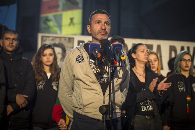 Do stopnjevanja napetosti je prišlo po tem, ko je policija zjutraj prijela Davorja Dragičevića (na sliki), očeta pokojnega 21-letnega Davida. FOTO: Voranc Vogel