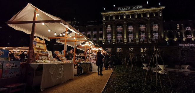 Praznična tržnica pred Kempinskim Foto Boris Šuligoj