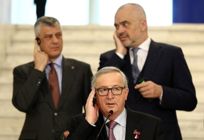 Koliko vpliva je še ostalo Evropski uniji na Zahodnem Balkanu? Na fotografiji predsednik evropske komisije Jean-Claude Juncker po srečanju s kosovskim predsednikom Hashimom Thaçijem in albanskih premierom Edijem Ramo marca letos v Sofiji. FOTO: Reuters