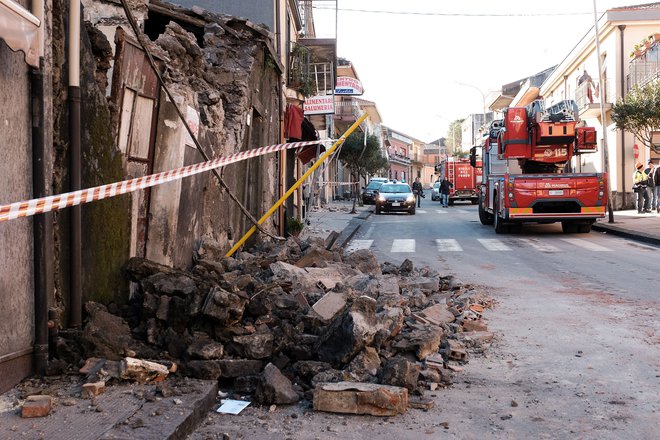 Poškodovanih je veliko stavb. FOTO: Giovanni Isolino/Afp