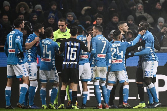 Koulibalyju so ob koncu tekme popustili živci, veliko zaslug za to imajo tudi navijači Interja. FOTO: AFP