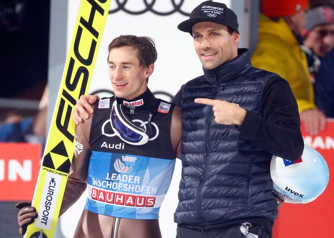 Kamil Stoch je pred dobrim letom dni izenačil dosežek Svena Hannawalda, ki je edini dotlej novoletno turnejo osvojil s pokrom zmag. FOTO: Reuters