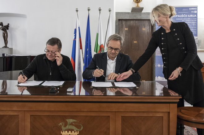 Pogodbo o oživljeni Iliriji sta podpisala župan Zoran Janković in direktor družbe Elea iC Angelo Žigon. FOTO Voranc Vogel